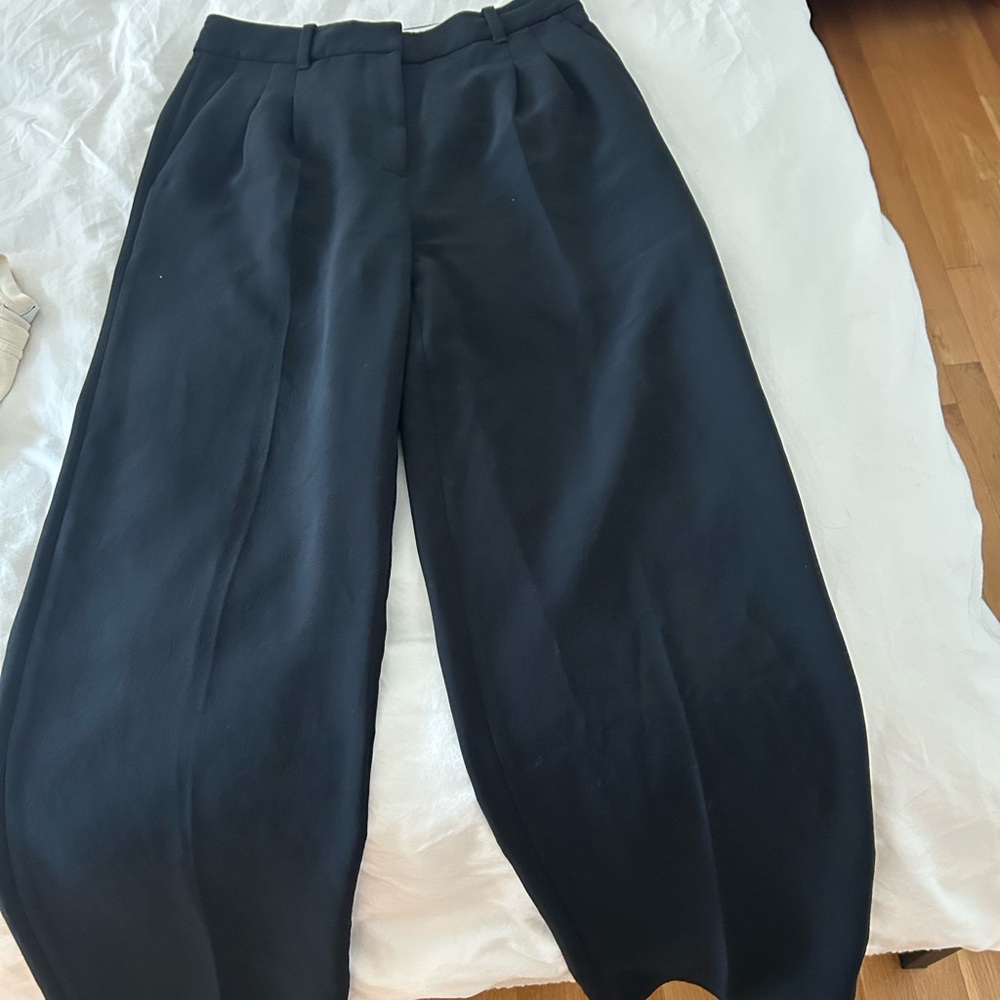 Aritzia Black Effortless Pant - 6 short